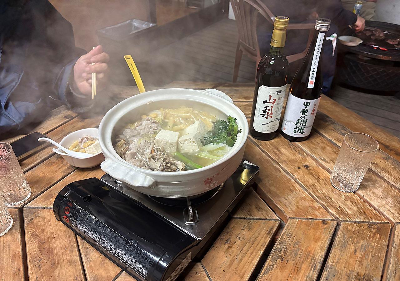 ・【鍋/デッキ】みんなで鍋を囲みながら楽しいひと時。仲間や家族と会話も弾みます