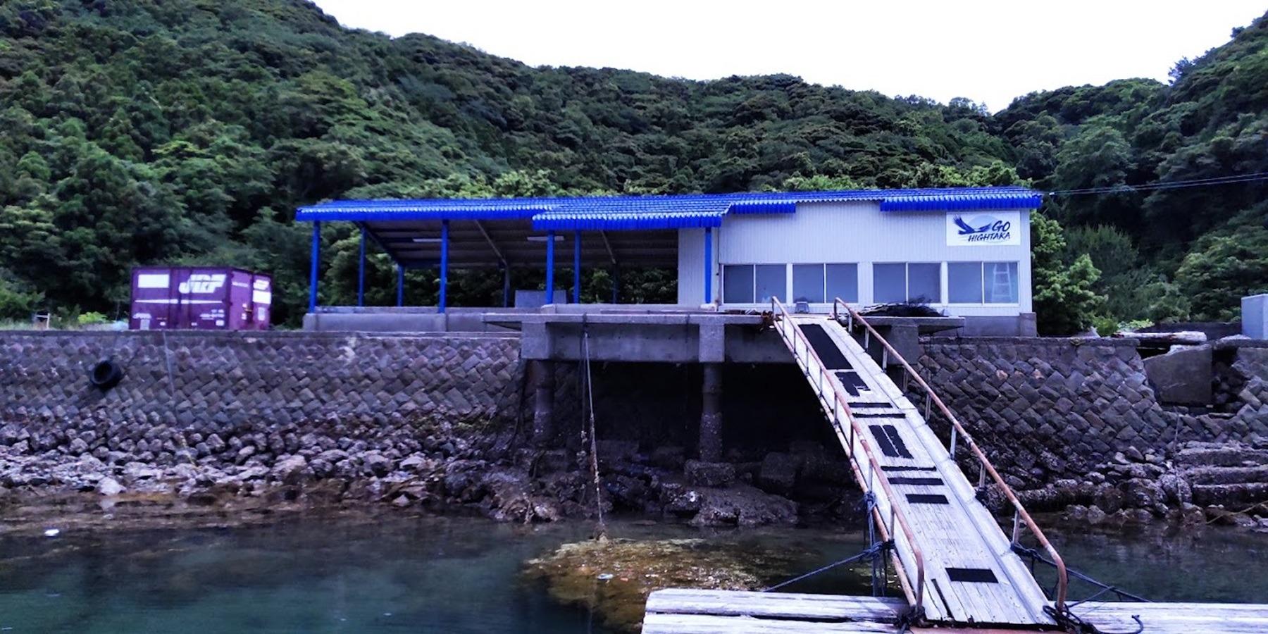 釣り筏から望む管理棟