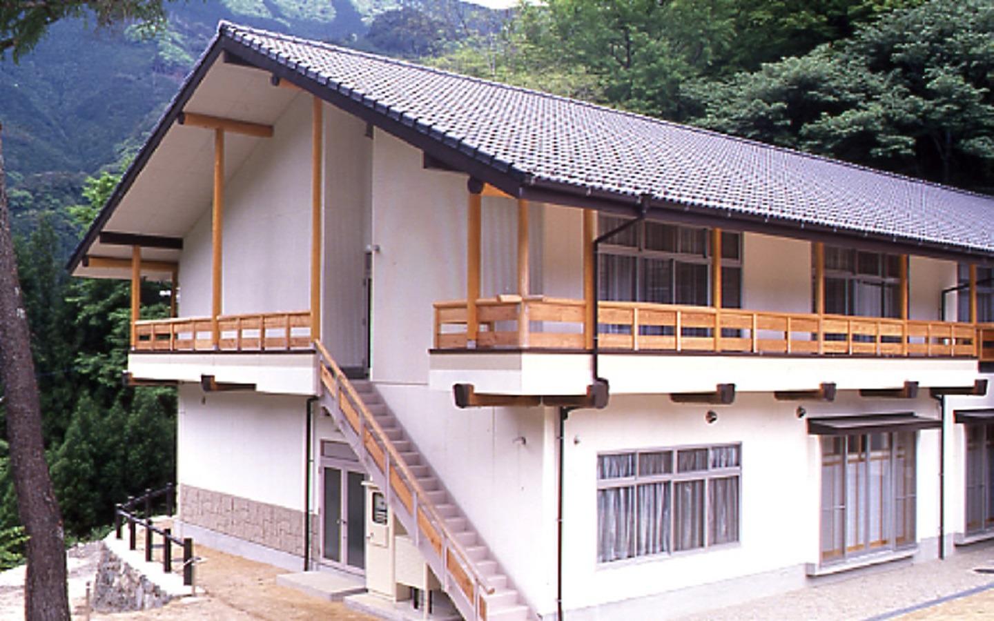 ふるさと会館‐80名を収容できる宿泊施設。館内には研修室、宿泊室、談話室を完備。家族づれからグループ・団体まで、楽しいひとときをお過ごしください。