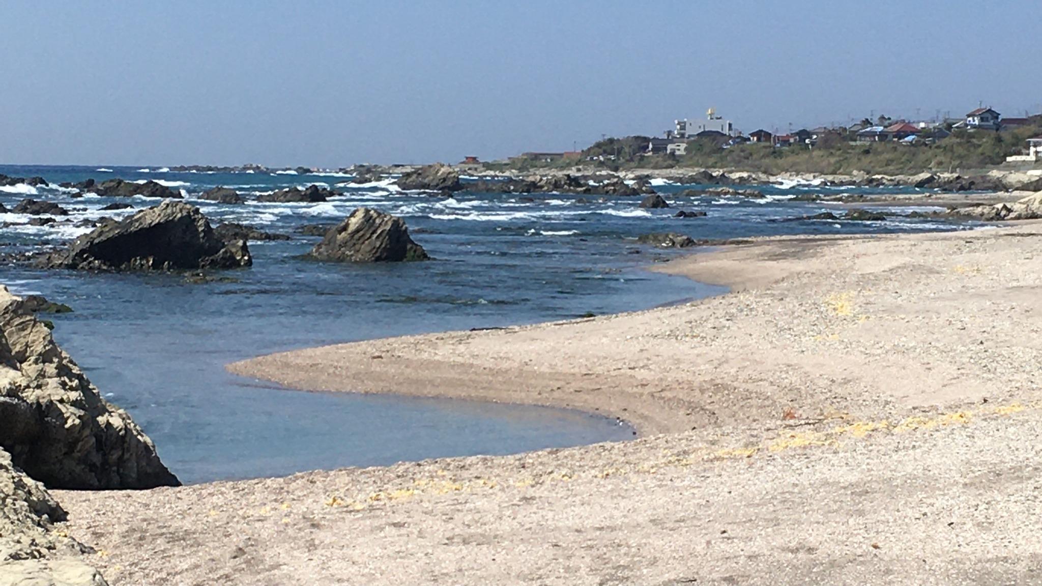 岩場と砂浜があるのでいろいろな遊びを楽しむことができます。