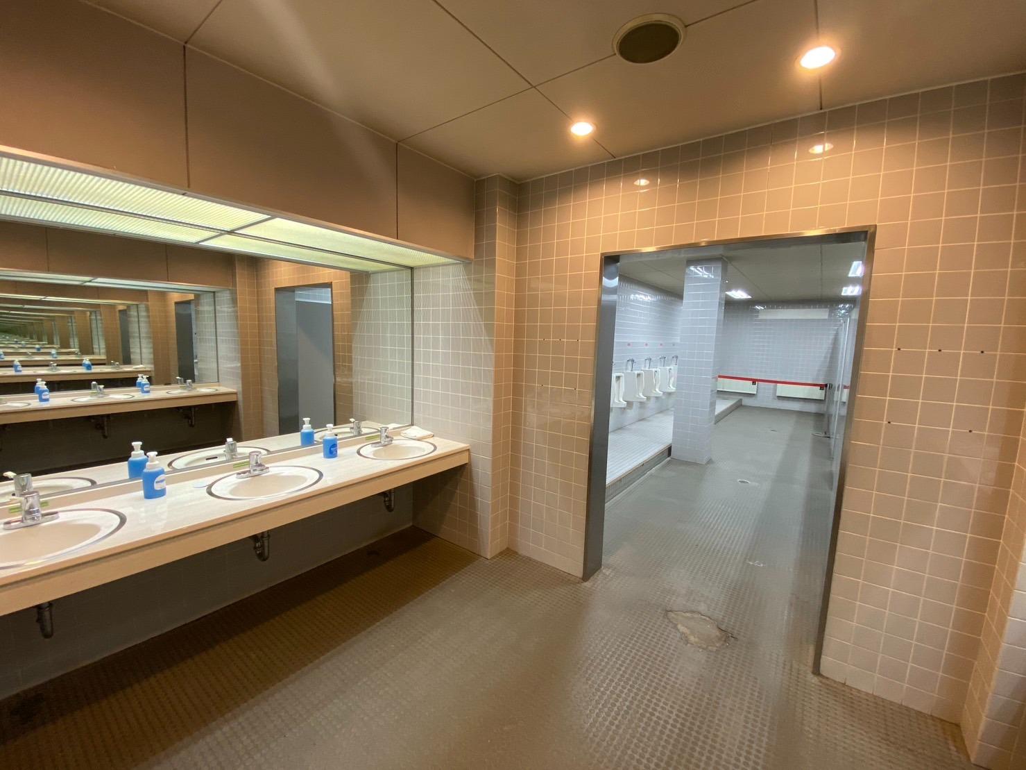 フリーサイトBのトイレは、レストハウスのトイレなので、広くてきれいです