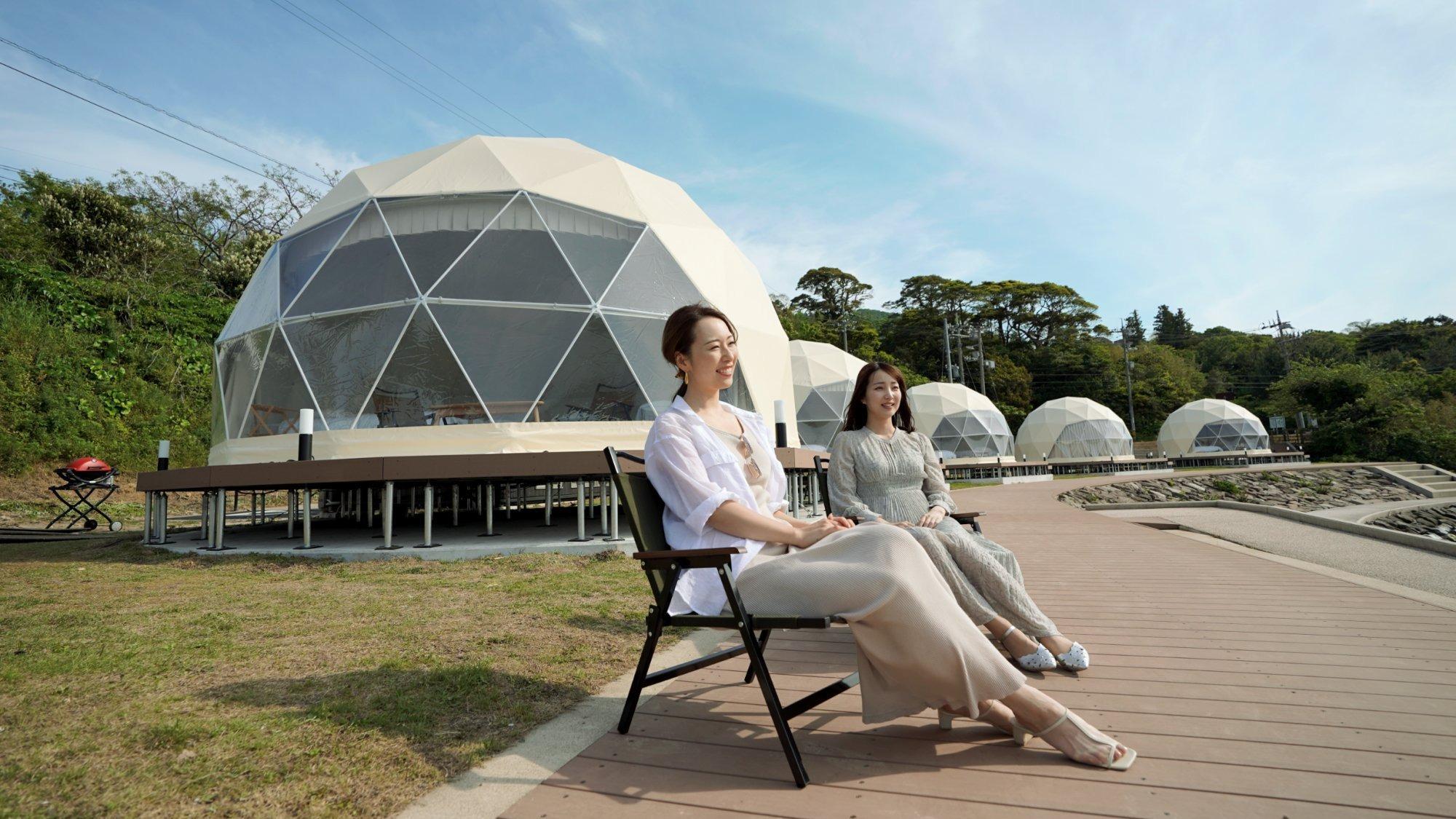 海を目の前に、テラスの椅子で過ごす休日。