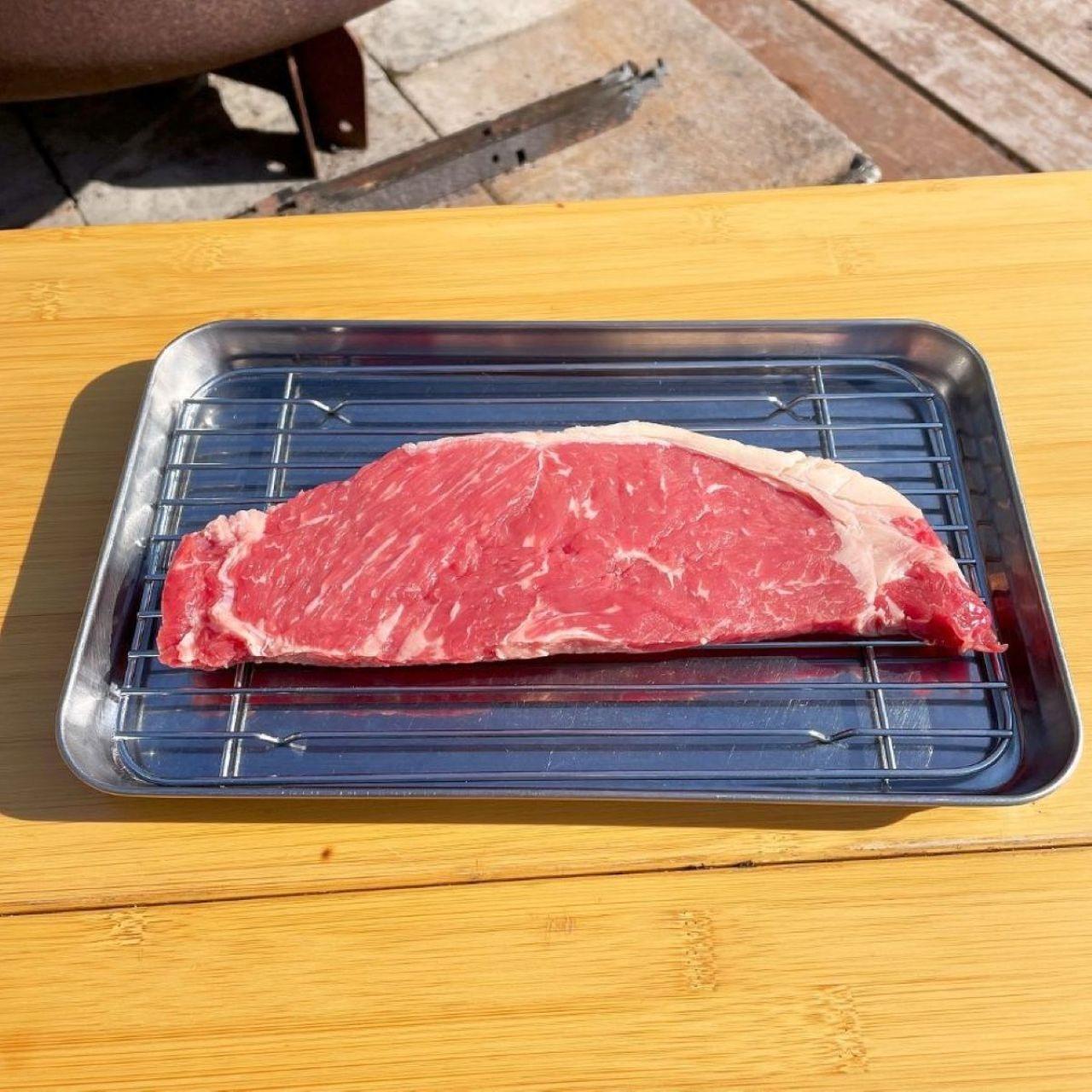 オプションで牛サーロインステーキがございます。