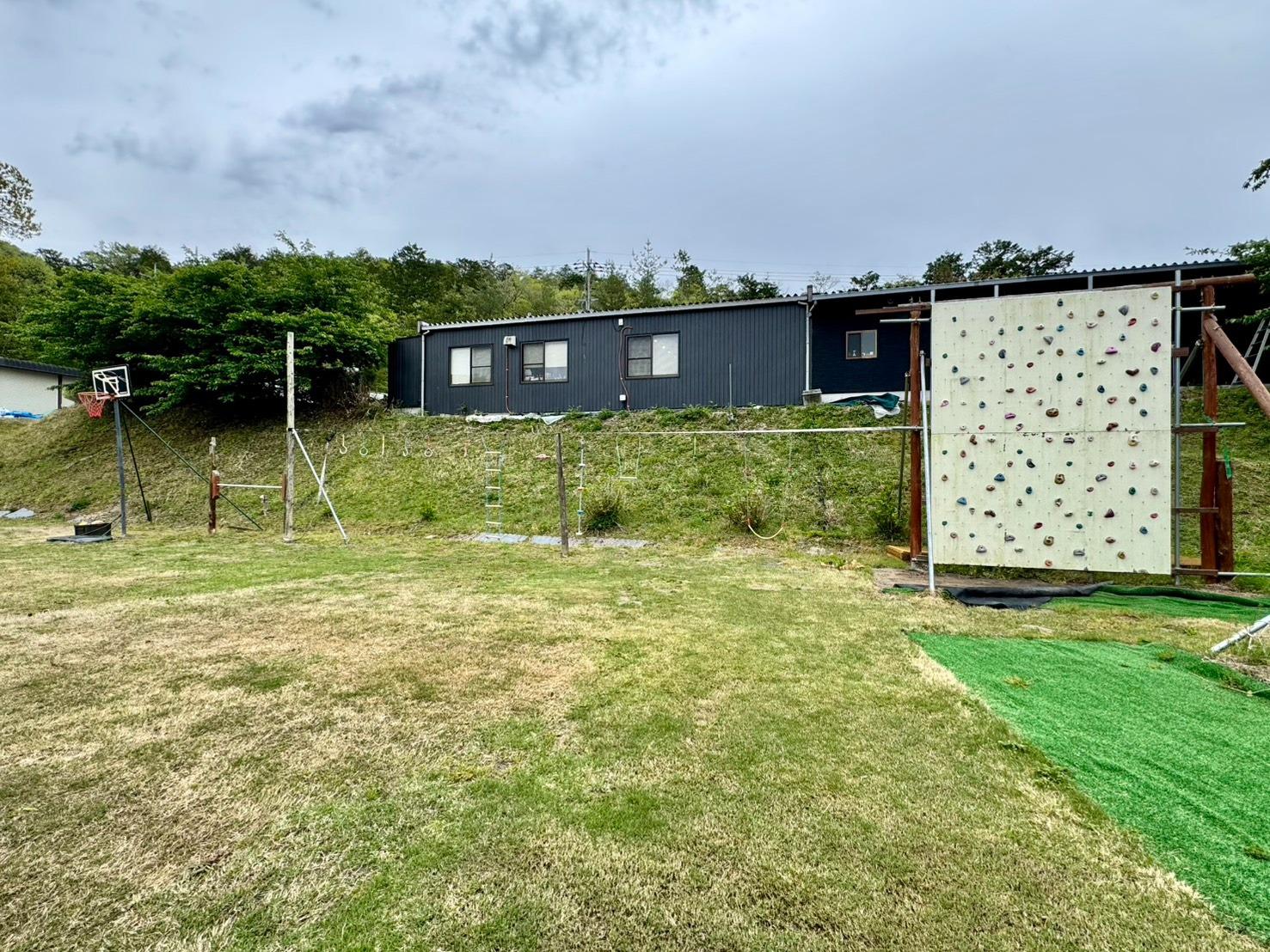 広場には大きな遊具がたくさん！キャンプサイトから目が届く場所で、お子様も飽きずに遊べます！