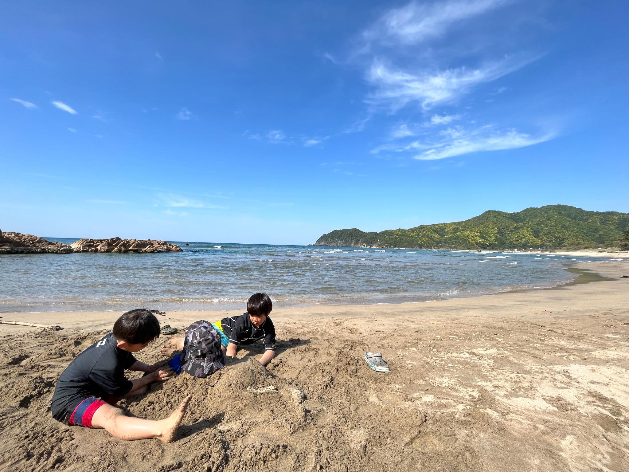 海は目の前！磯遊びや鳴き砂の砂浜で砂遊び♪遊び方はたくさん！