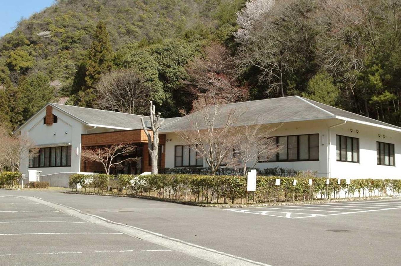 来場受付は「研修センター」で。駐車場もこちらとなります。