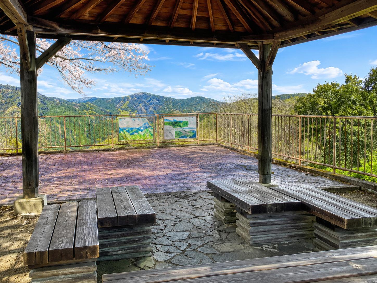 **展望デッキ（ダム眺望）**  神流湖と下久保ダムを一望できる、城峯公園屈指の絶景スポットです。屋根付きの展望デッキにはベンチが設置されており、四季折々に表情を変える山々や湖の景色を眺めながら、ゆったりとした時間を過ごせます。春の新緑や冬桜、秋の紅葉など、季節ごとに異なる美しい風景が広がり、写真撮影にもおすすめ。キャンプの合間に立ち寄れば、自然の雄大さを感じながら心癒されるひとときをお楽しみいただけます。