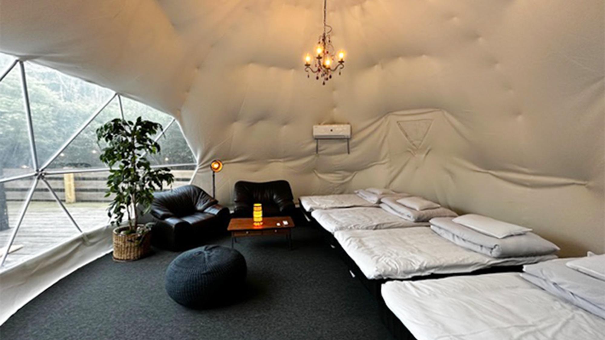 ・【ドームテント】シングルベッド4台設置　4名以上のご利用時はお布団のご用意となります