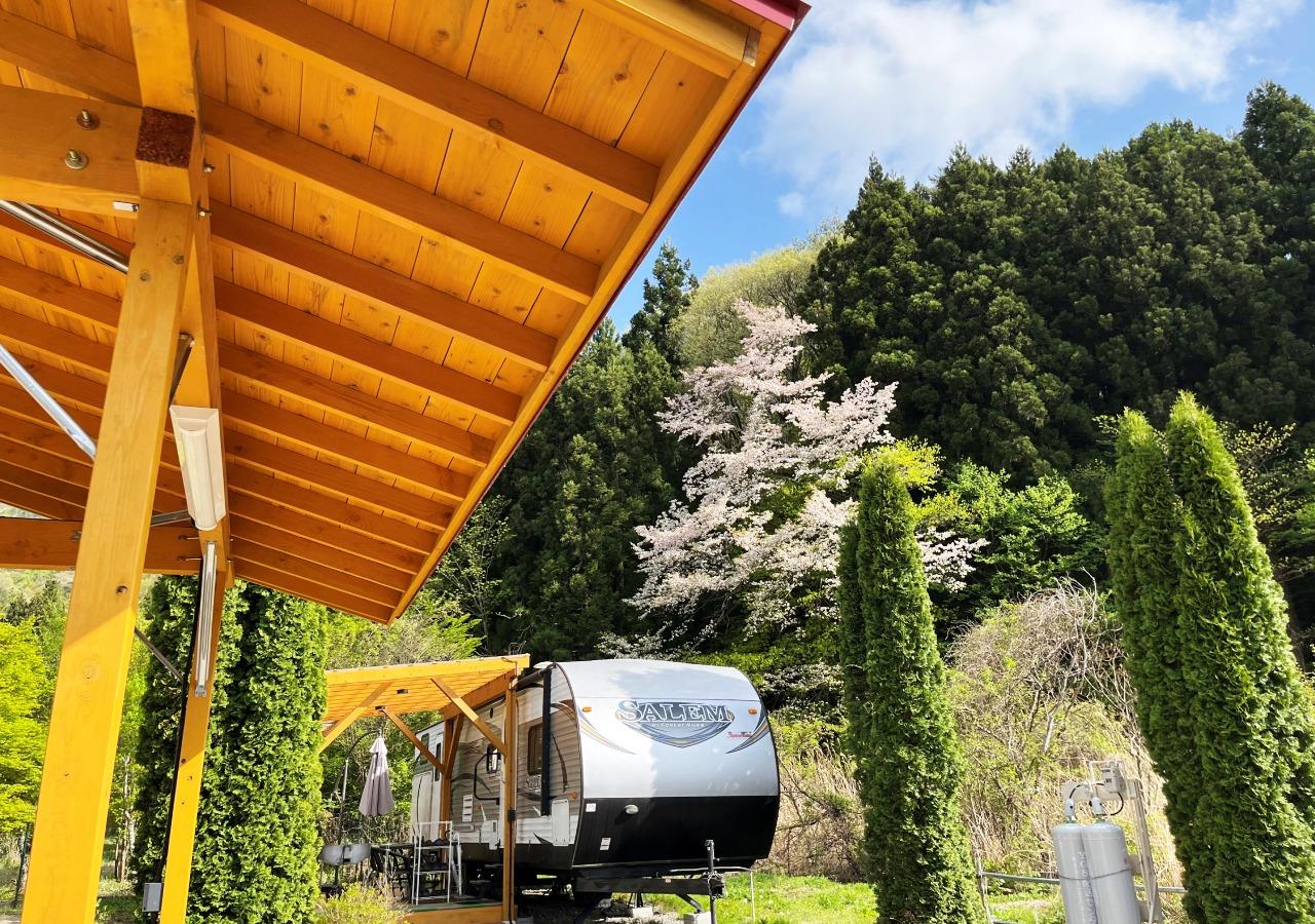 ・【トレーラー】トレーラーハウスに泊まりながら、紅葉や山桜などの自然を満喫できます。