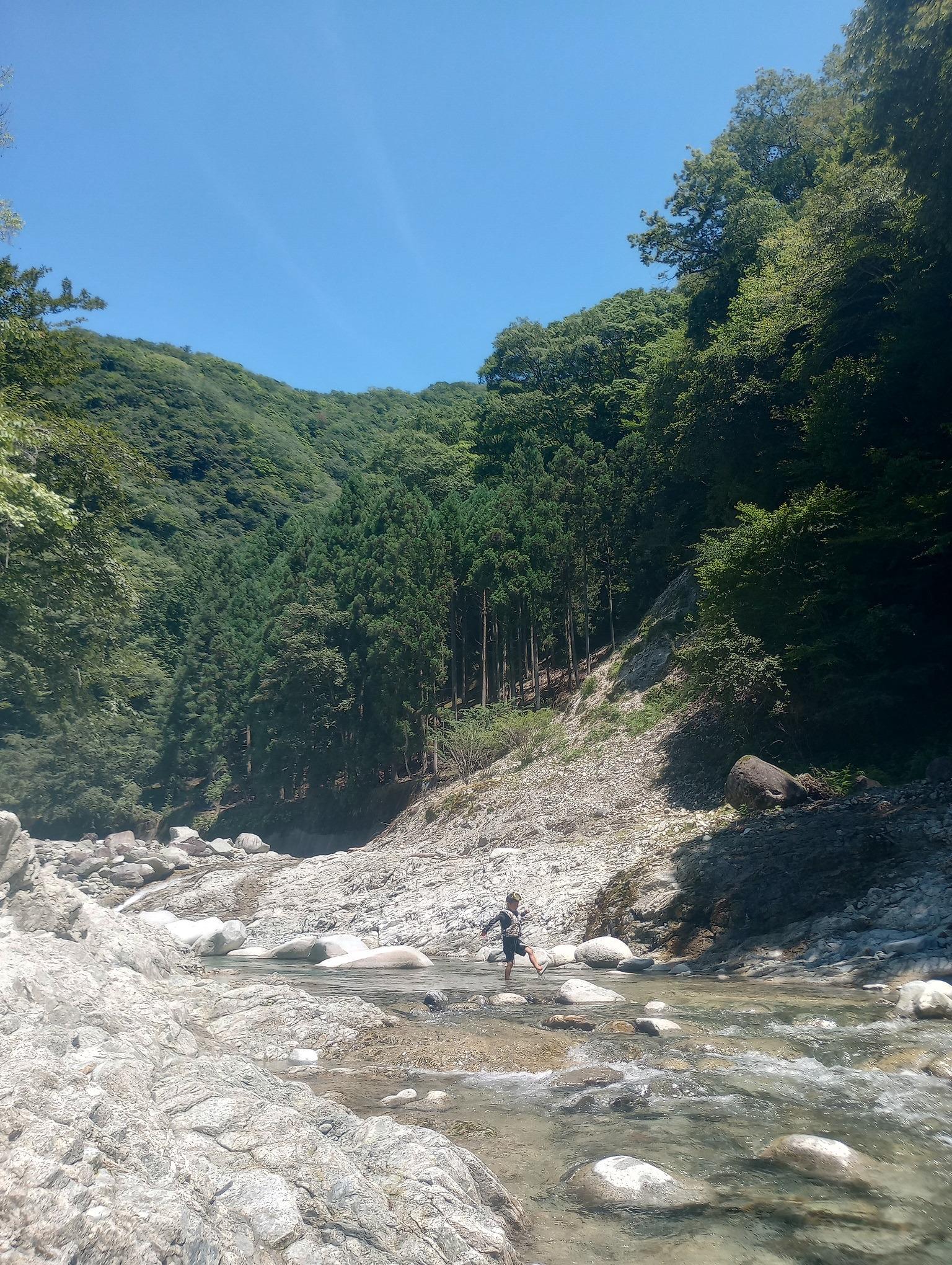 徒歩5分で川遊び