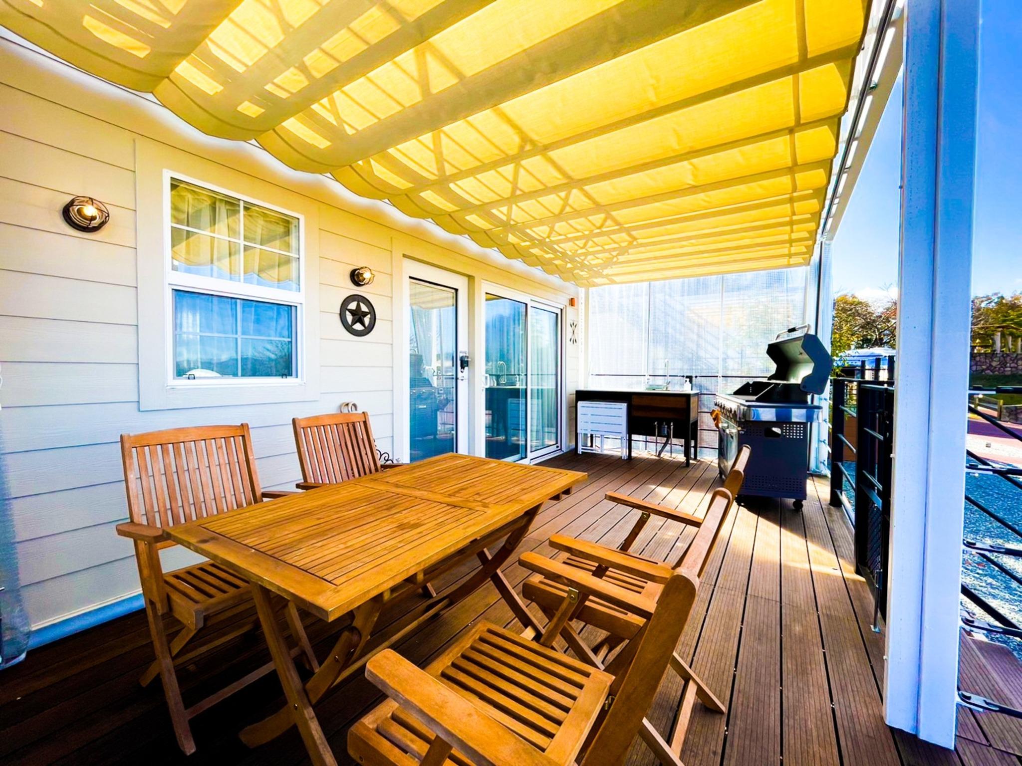 STANDARD VILLA 屋外ウッドデッキ（水回り、コンロなど）