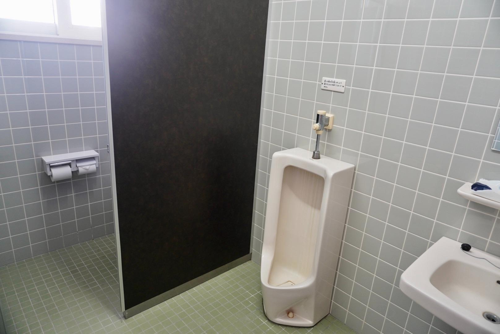 校舎内に水洗式のトイレがあります。24時間使用可能です。