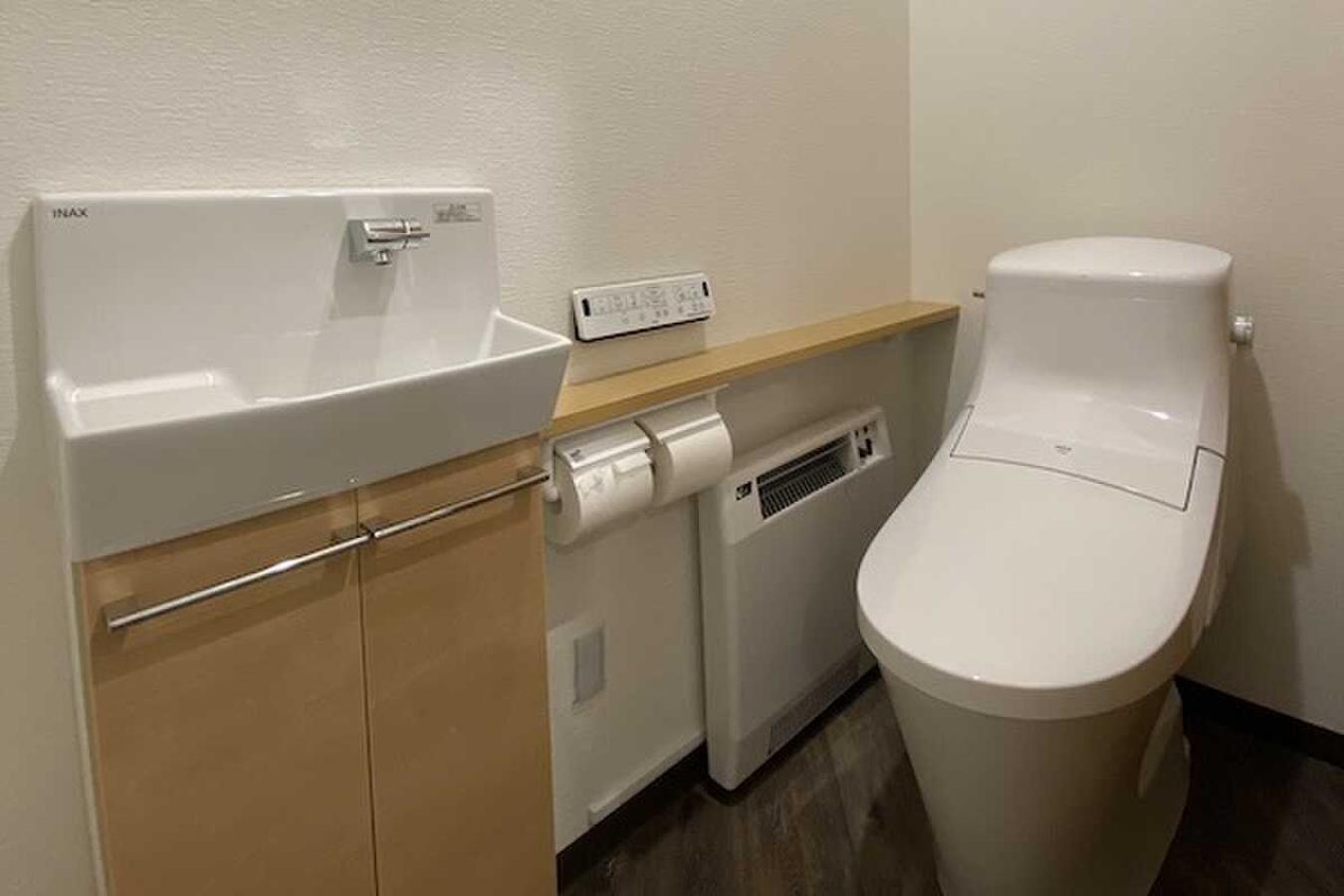 Toilet 1 センターハウス内のトイレです。男⼦トイレと⼥⼦トイレは別れており、⼥⼦トイレにはベビーベッドがあります。