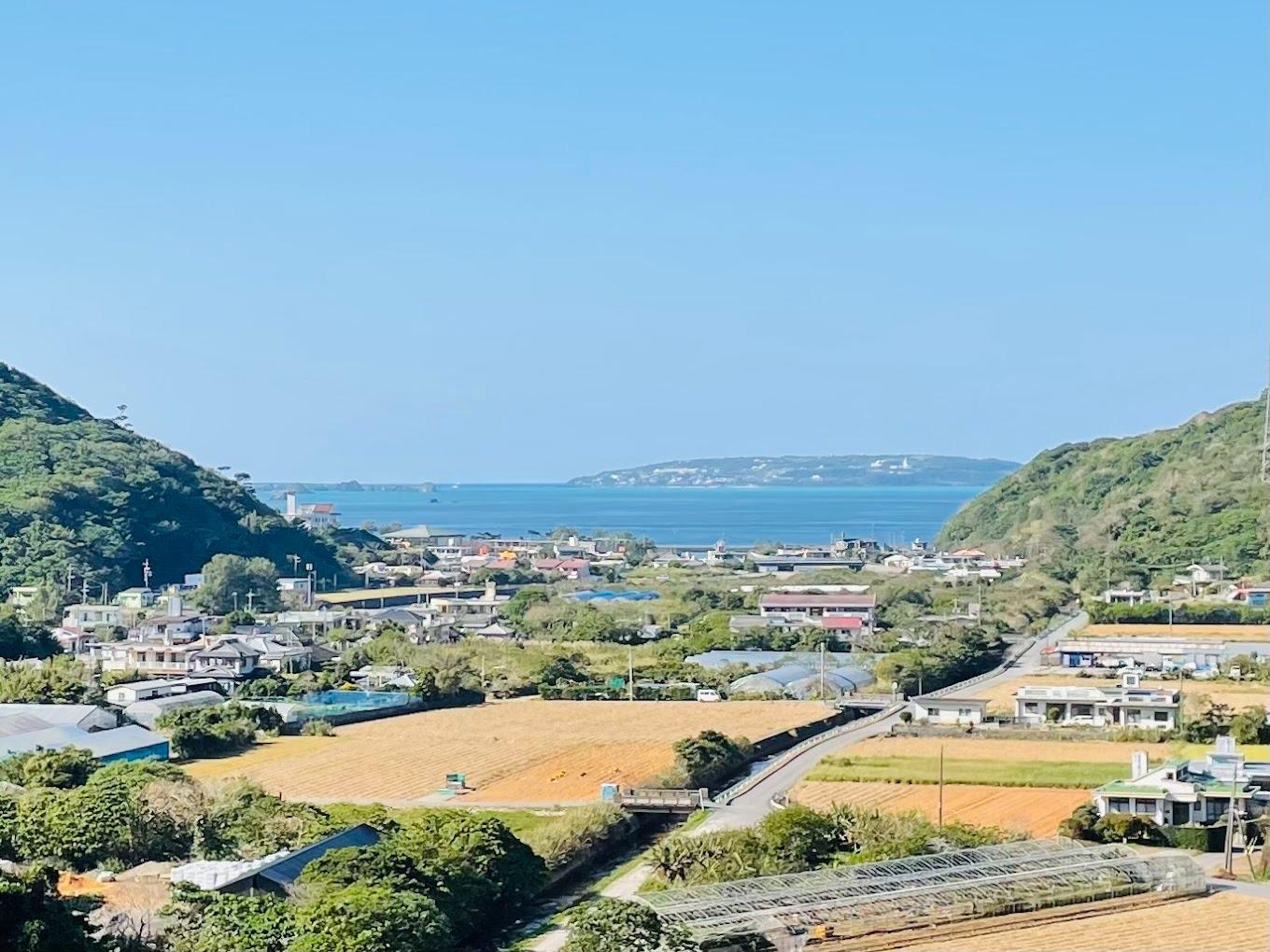 源河の畑と民家と古宇利島