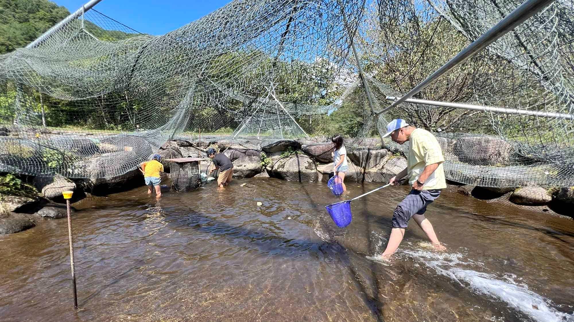 ・【釣り堀】釣り堀に放たれた川魚のつかみ取体験は、子どもから大人まで楽しめます