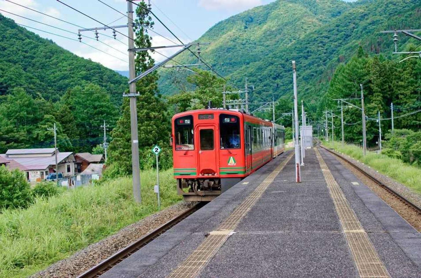浅草直通の特急リバティも止まる無人駅【中三依（なかみより）温泉駅】から徒歩３分。  １時間に１本ほどのローカル電車を眺めながら、温泉も楽しめる珍しいキャンプ場です。