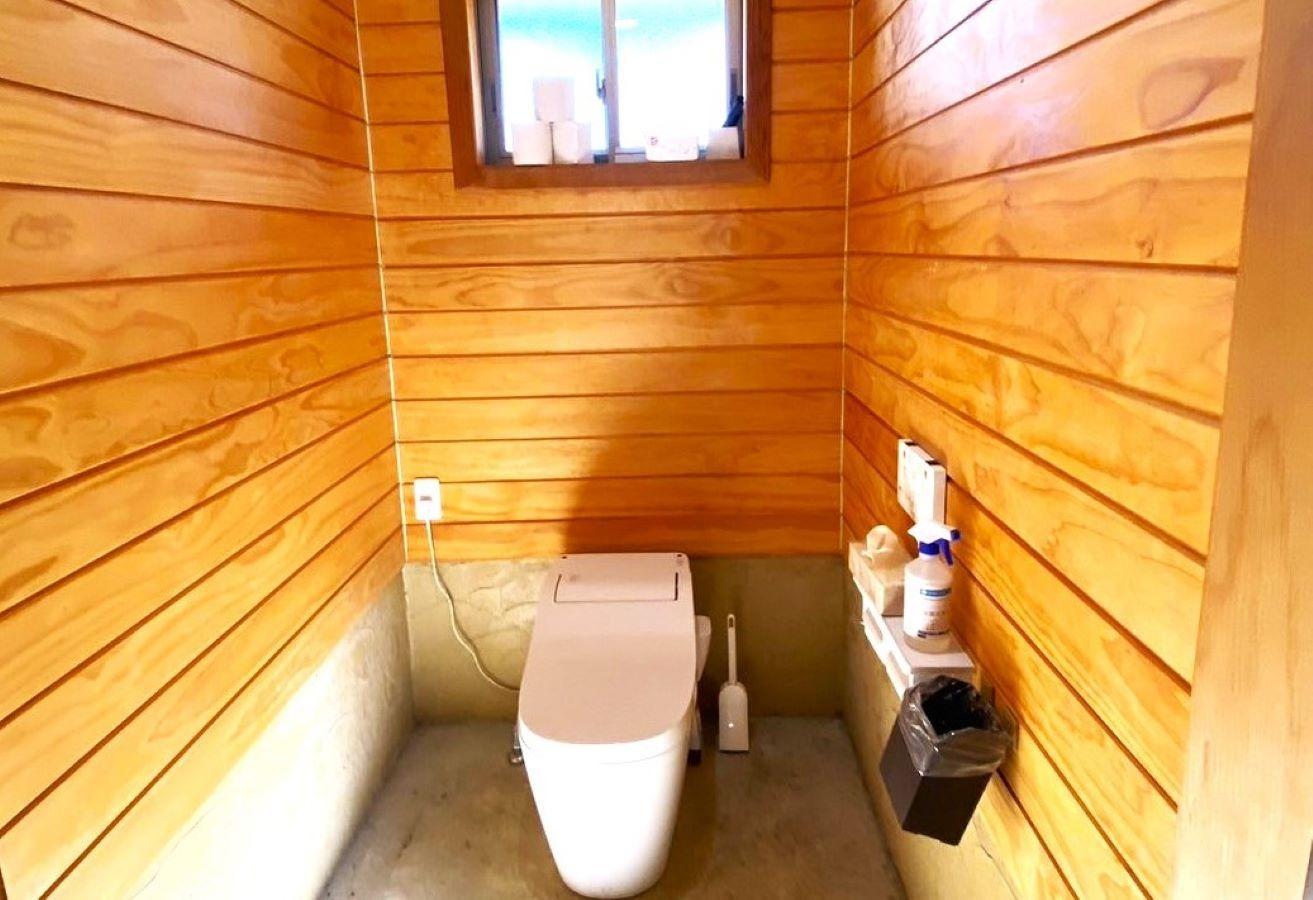 綺麗なトイレで安心キャンプ♪男性は男女兼用、女性は安心専用です。綺麗なトイレと評判頂いております。