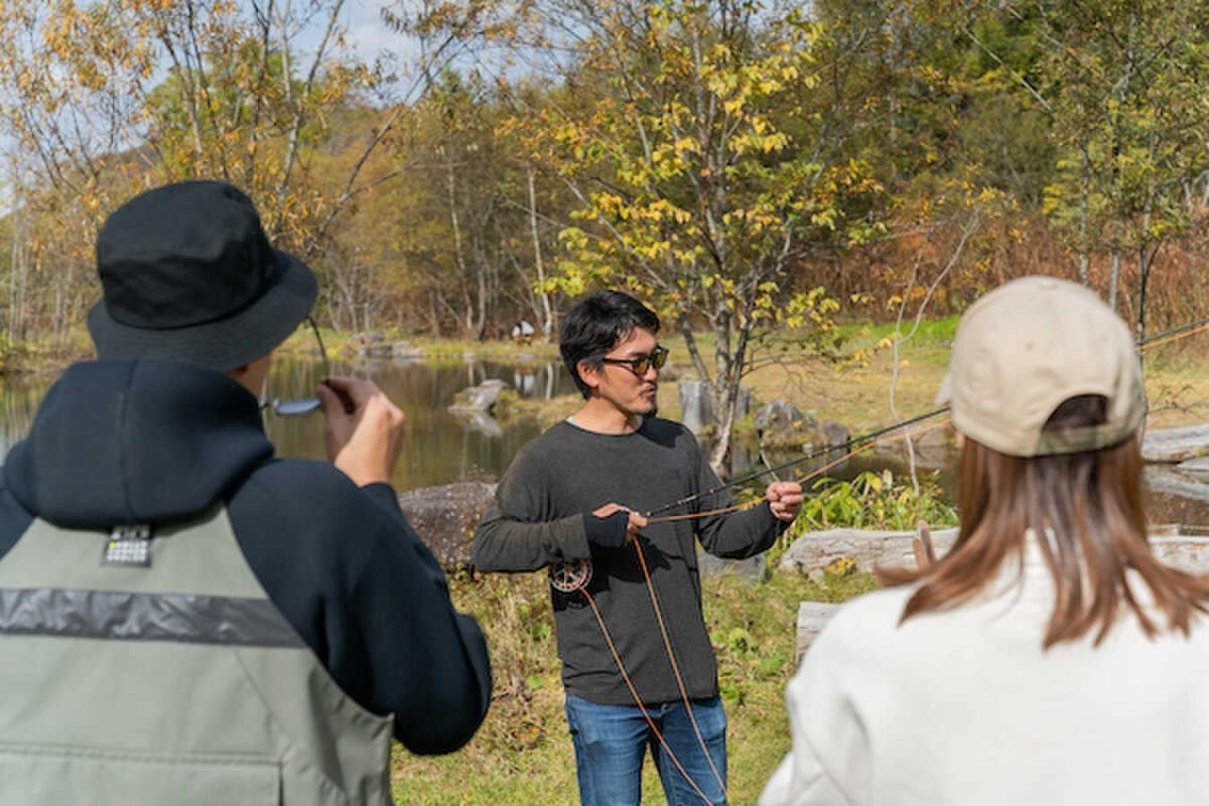 フライフィッシング体験 Fly fishing 普段釣りをされない⽅やフライフィッシングを体験してみたいという⽅向けのガイドプランです。併設のフィッシングエリアBIGFIGHT松本にて、ガイドにフライフィッシングを教わり、⼤物トラウトを狙います。
