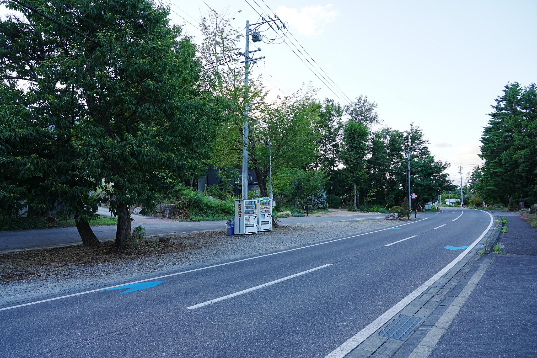 駐車場前に自動販売機