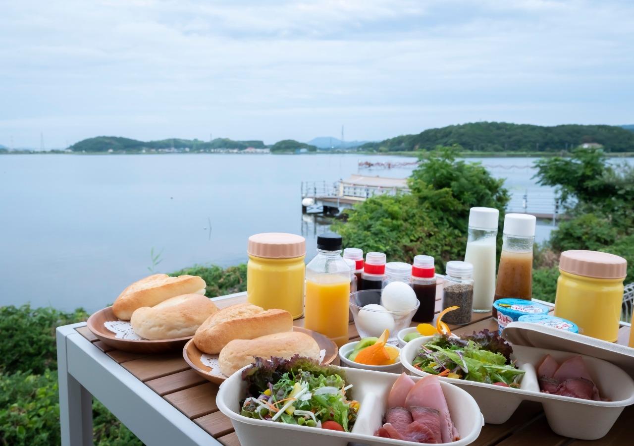 お持ち歩きできるモーニングセットは湖畔で爽やかな朝の空気を感じながらどうぞ！