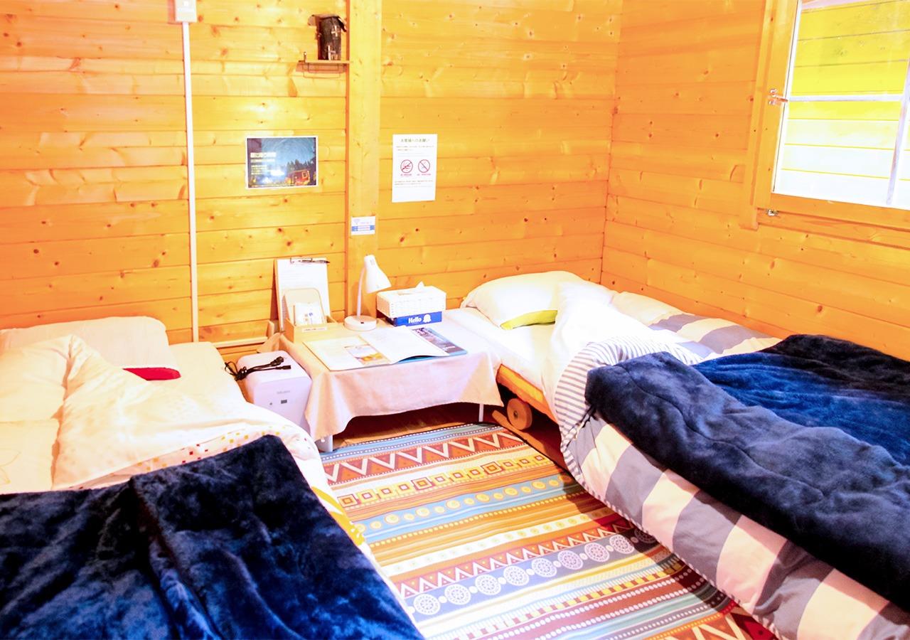 ・【ツインルーム】木の温もりと窓から差し込む穏やかな光に包まれて　鳥のさえずりで目覚める心地よい朝