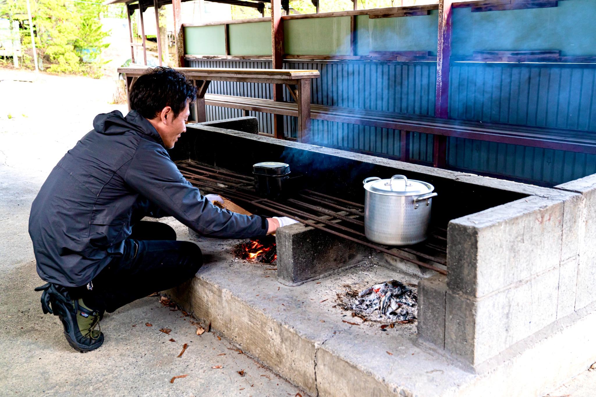 かまど付きの広い炊事棟。