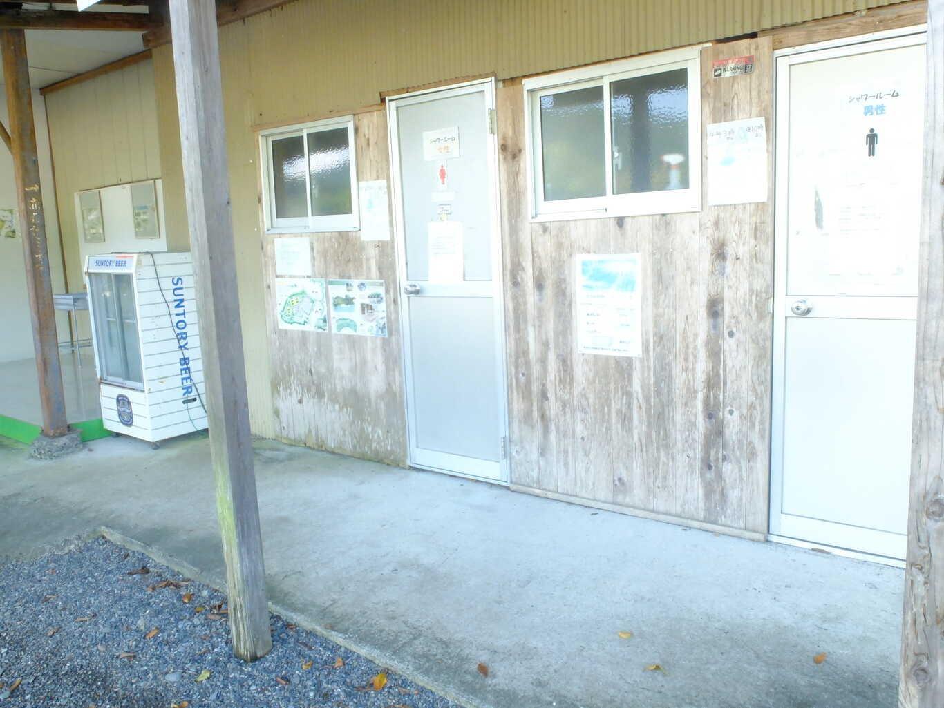 【シャワールーム】入口　男女別で分かれています