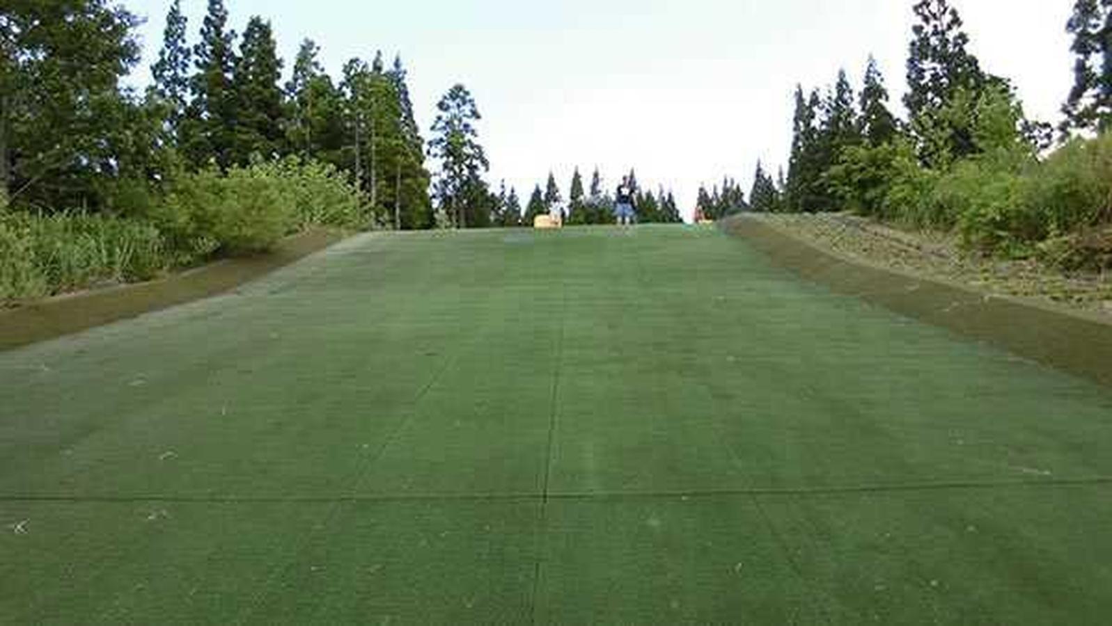 【人工芝すべり台】スリル満点80ｍのロングライドを楽しんでください♪※冬季期間はミニゲレンデになりますよ♪