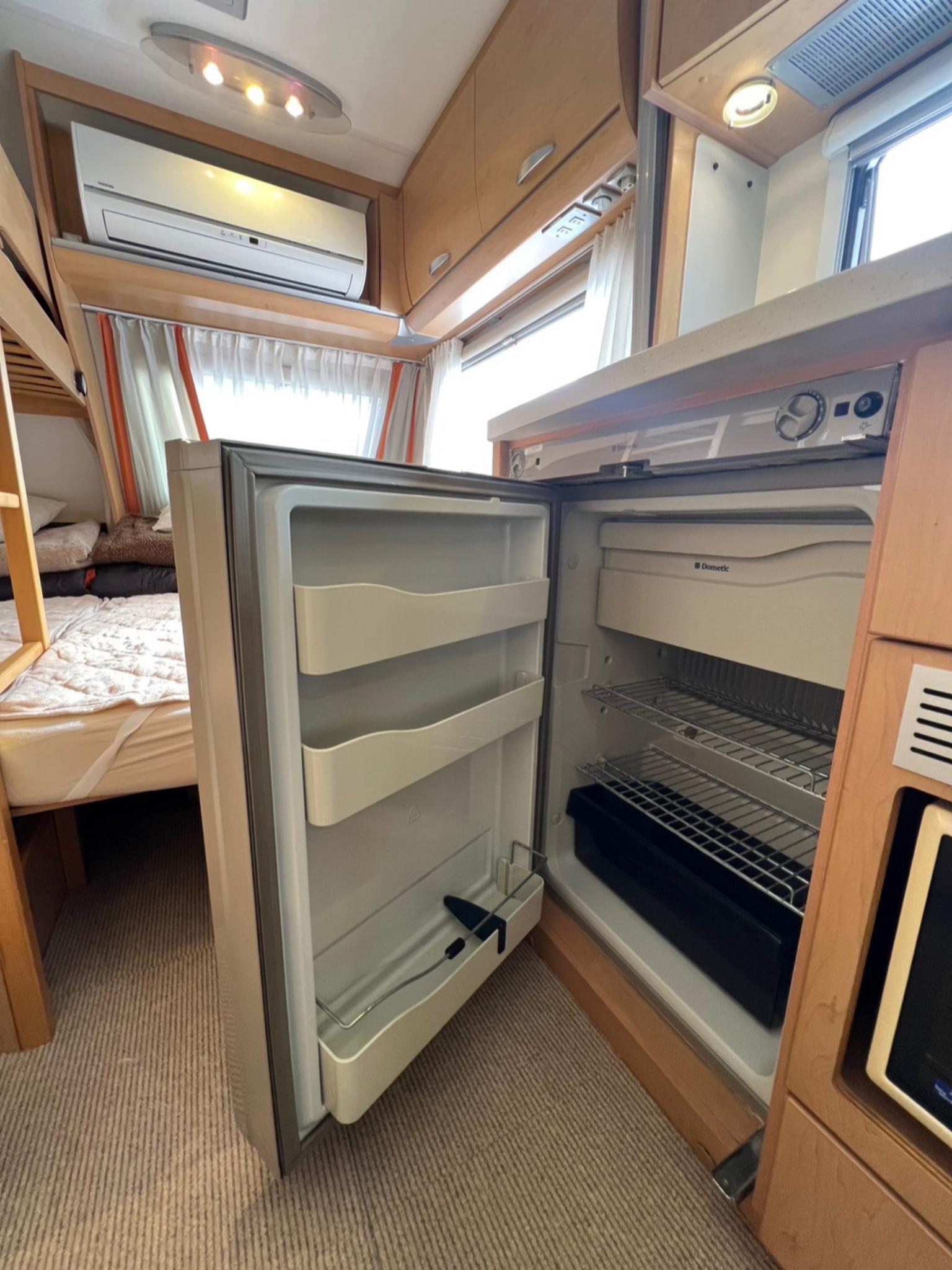 【寝室①】トレーラー室内の冷蔵庫・電子レンジはご利用可能です。 ※安全上の理由から、トレーラー室内のガスコンロ・水道はご利用いただけません。