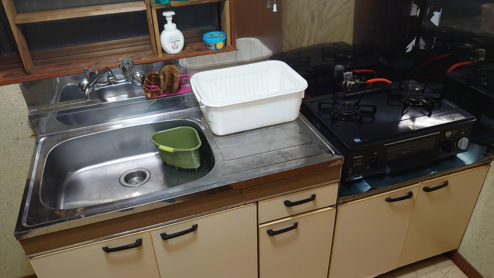 キッチン：ご自由にご利用ください。 室内でゆっくりキャンプご飯も可能です。 ※洗剤・スポンジ・タワシあり ※調理道具はありません。