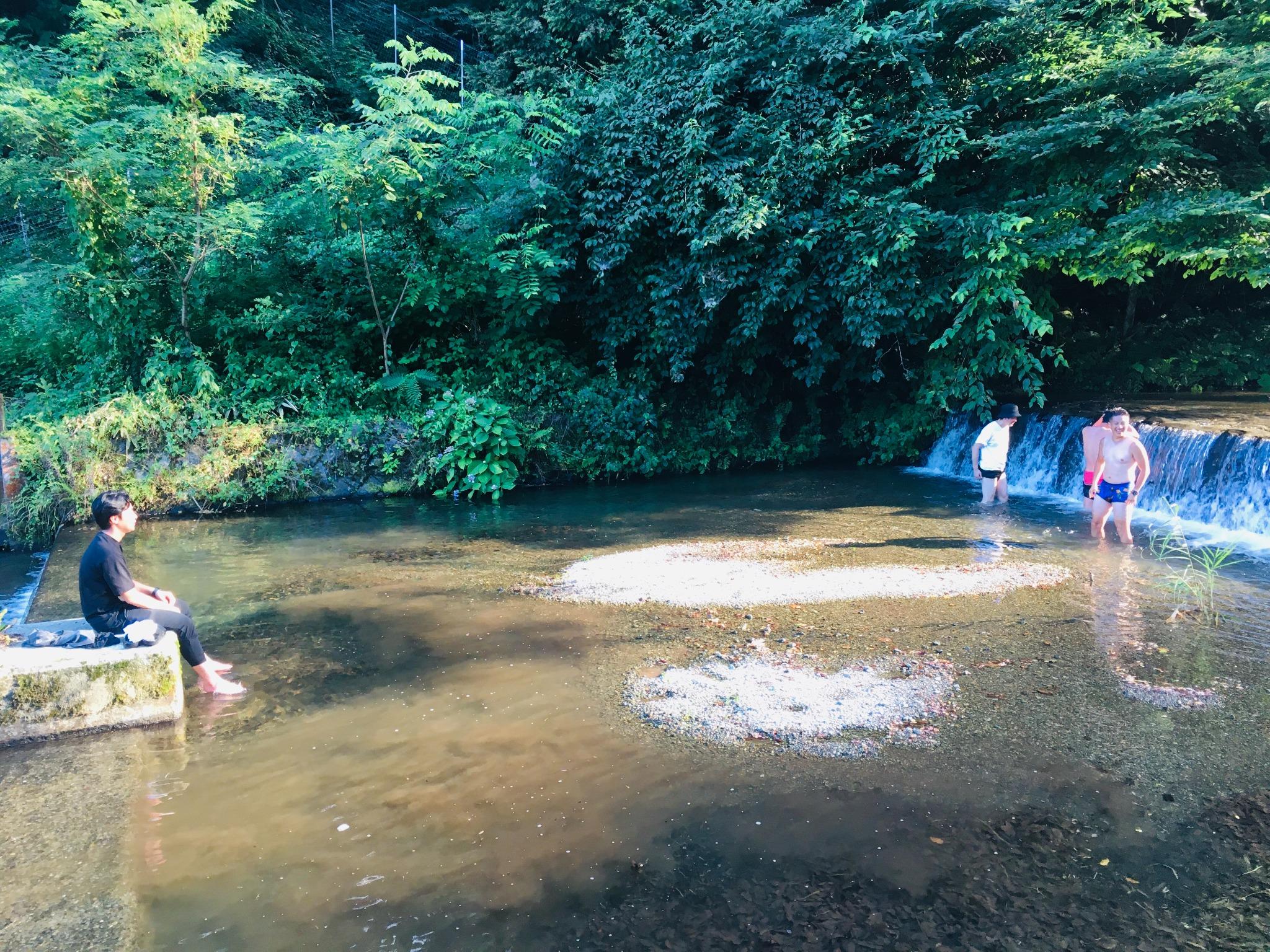 徒歩1分・隣接する小川で水遊びふができます