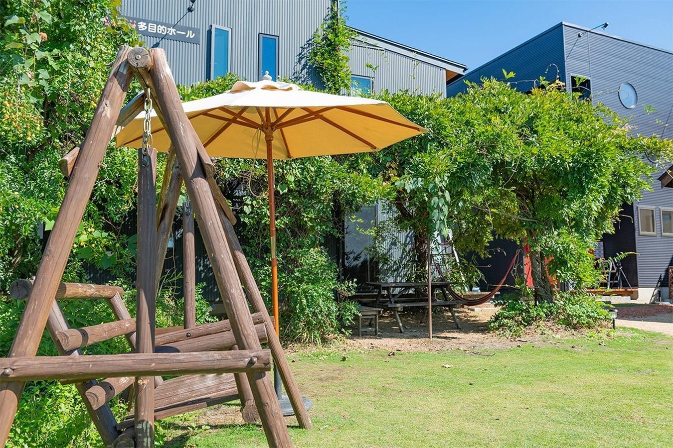広々としたガーデンにはブランコやBBQスペースも