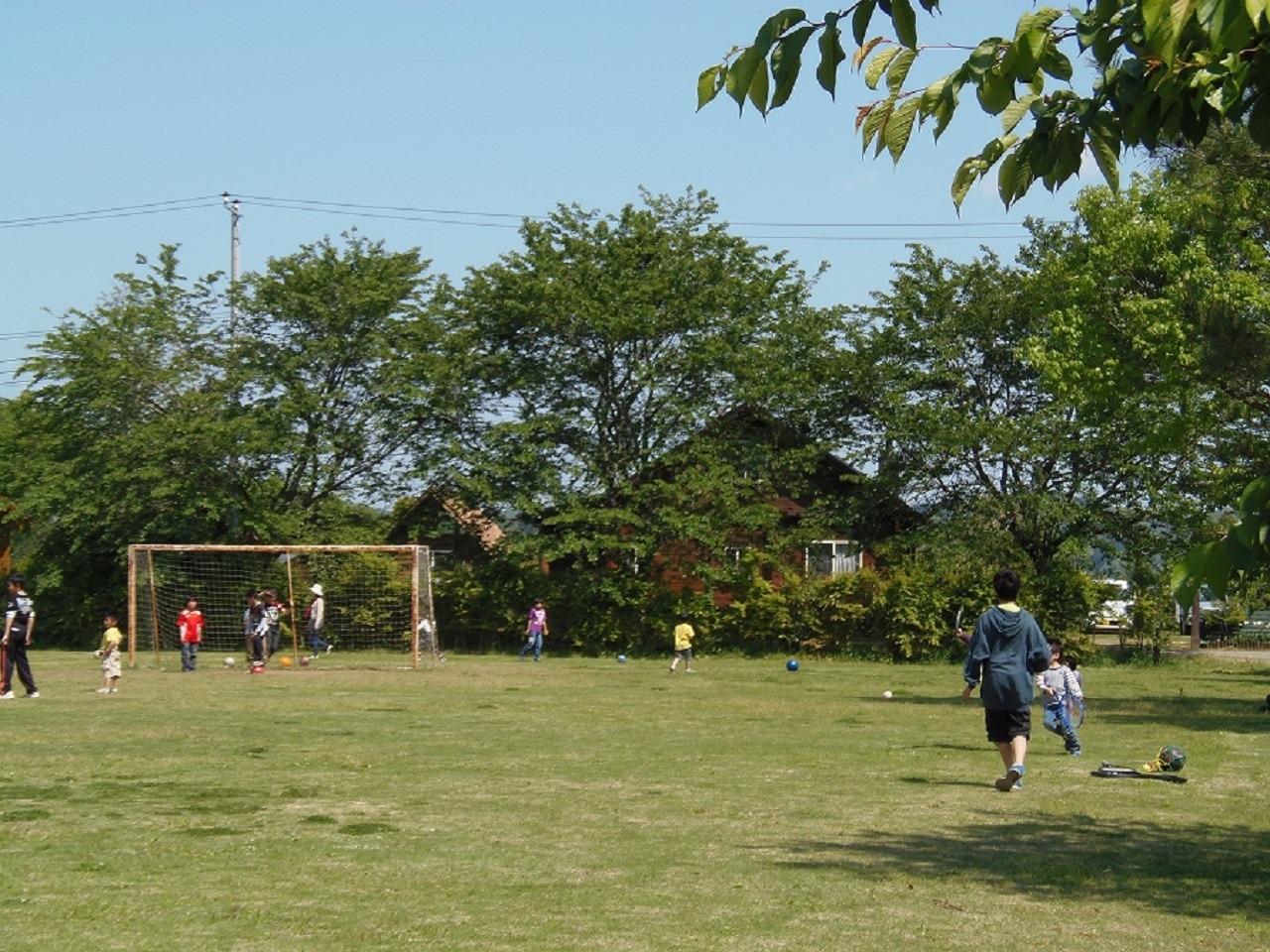 キャンプ場内にある多目的広場です。芝生で覆われているので転んでも痛くありません。走り回ったり、色々なボール遊びもできます。