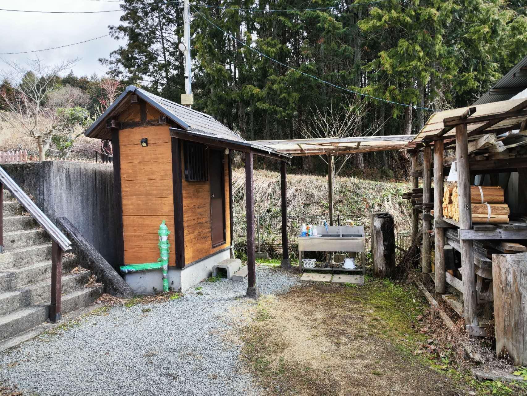 屋外炊事場、トイレ