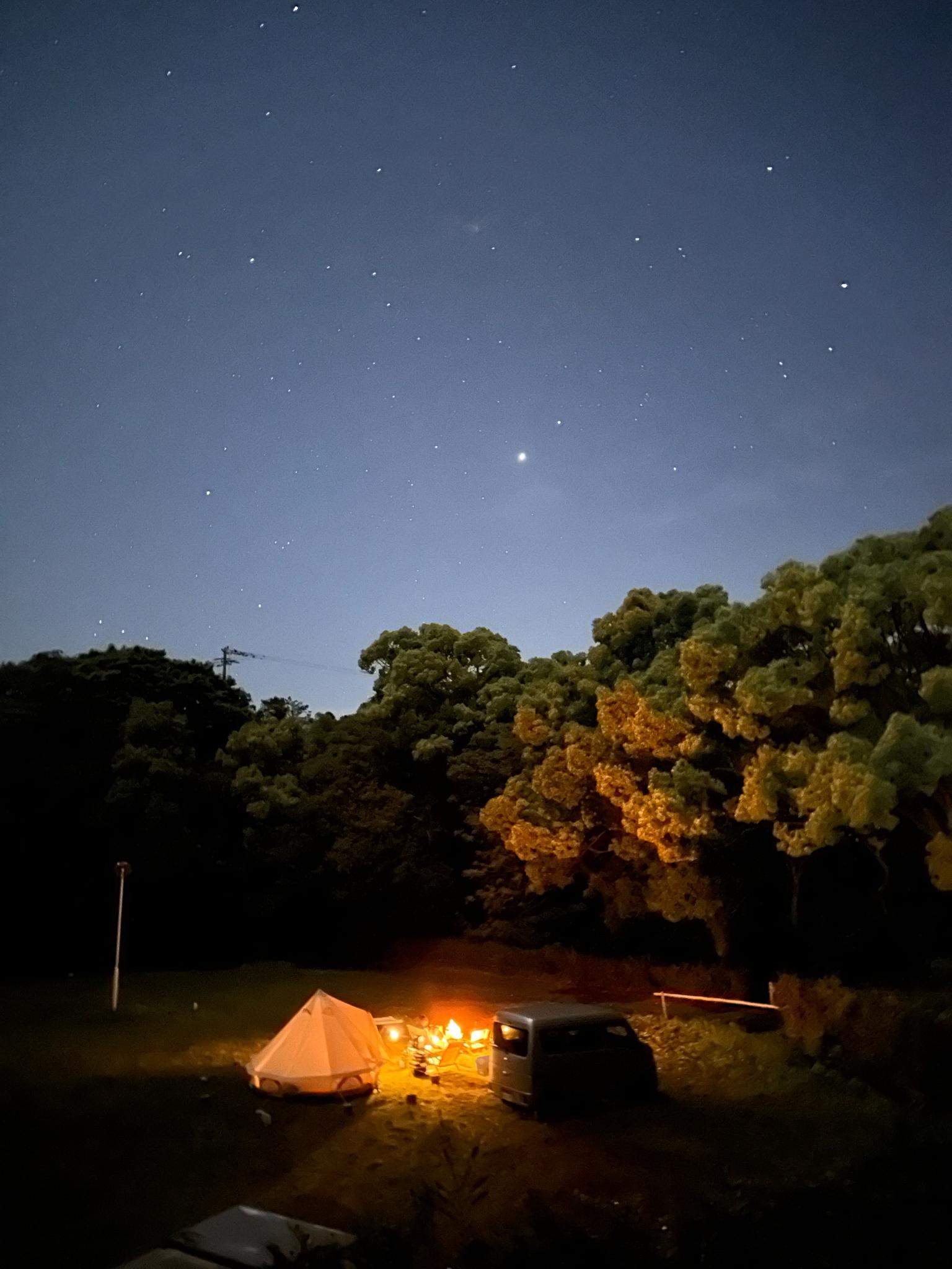 満天の星空と、焚火やキャンプファイヤーが楽しめる「非日常」があります(イメージ画像です)