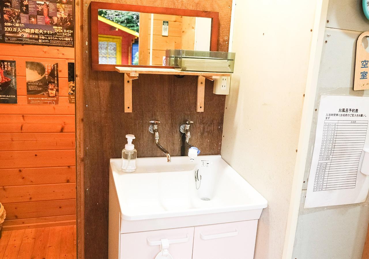 ・【洗面所】スッキリまとまったシンプルな空間　清潔感ある洗面所は快適にお使いいただけます