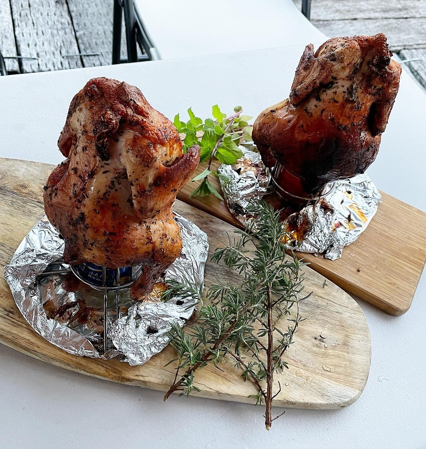 焼きあがったビア缶チキン。外はパリパリ、中はジューシー♩ハーブとスパイスが効いてとってもおいしいです。