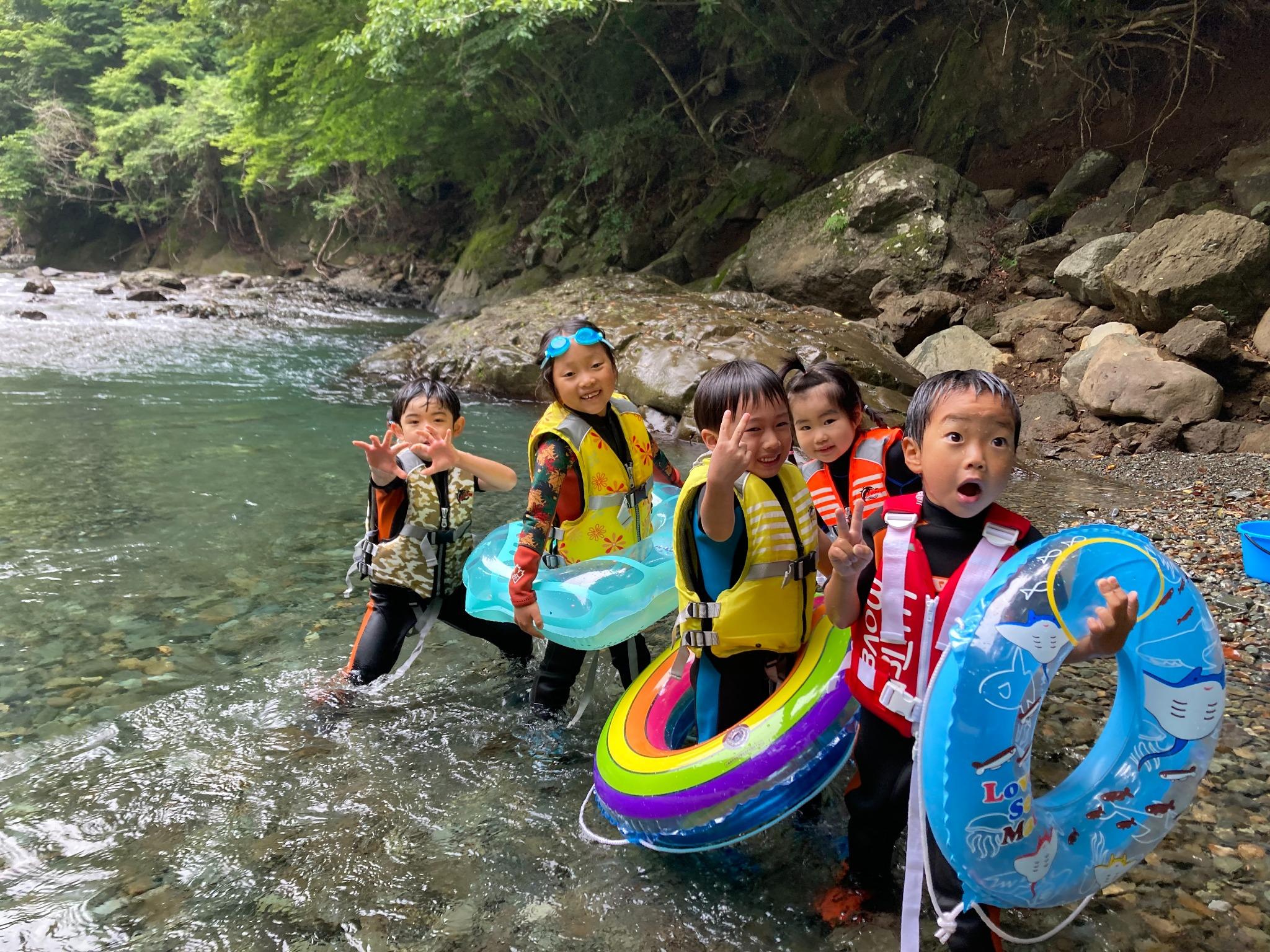 綺麗な川での遊び♪ウエットスーツがあるので春秋も遊べます♪