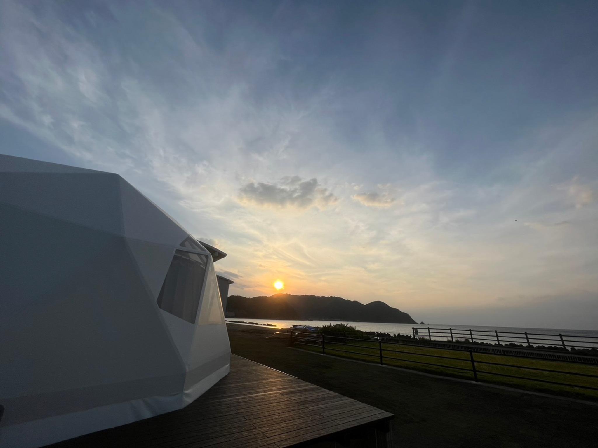 海岸の目の前にドームテントが存在するため、海水浴をお楽しみいただけます。