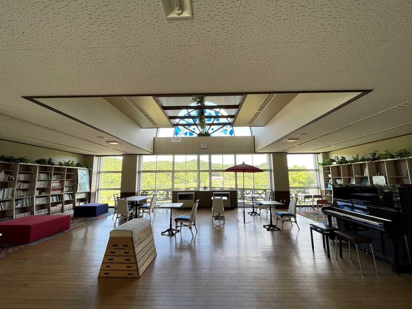 【図書室】 「懐かしい！」と思わず言ってしまうような本達がずらり。 田舎の田園風景を眺めながらまったり読書もいいですね♪