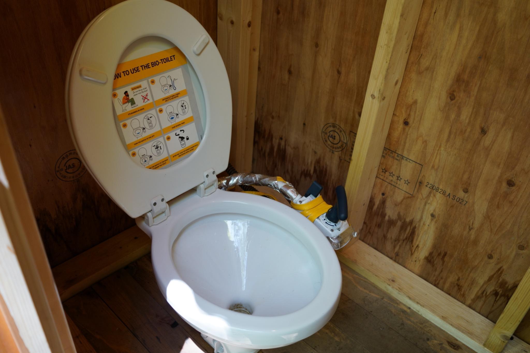水洗トイレなので嫌なニオイは一切ありません。紙は流せないのでバケツに捨ててくださいね。