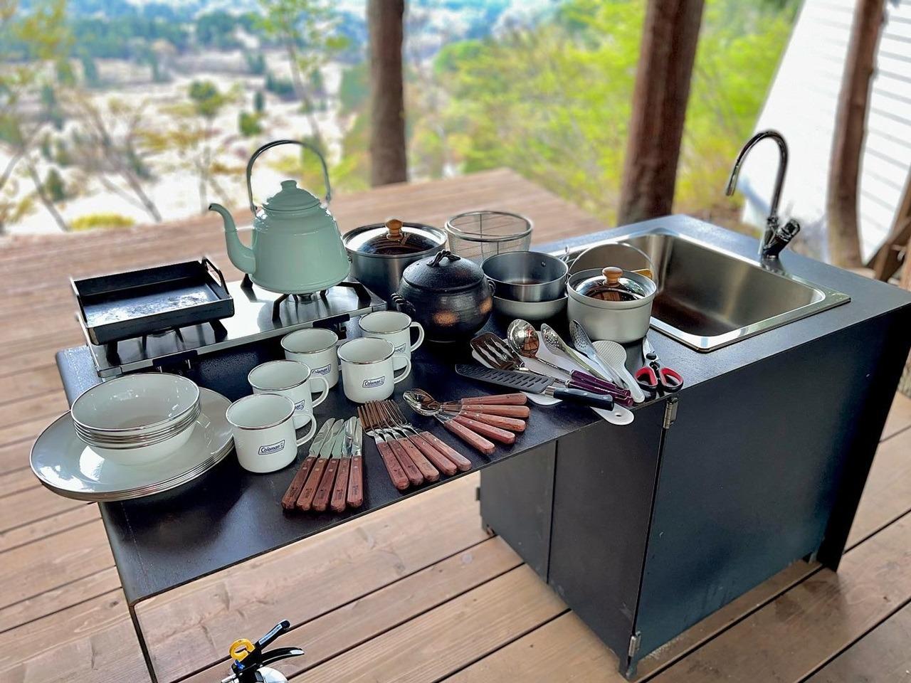 2口カセットコンロだけでなく、キャンプ用のカトラリーや食器、調理器具やお鍋も揃えてあります。