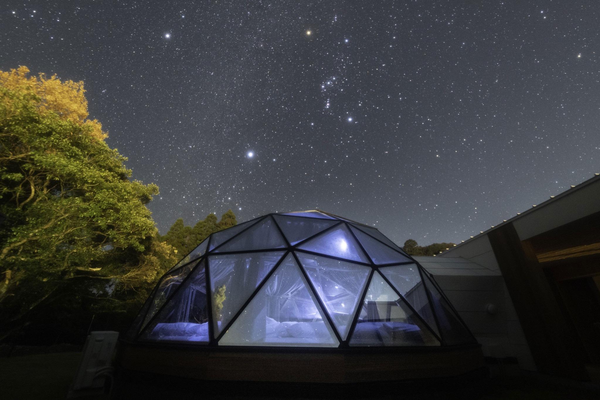【露天風呂付】ガラスドーム　星空を楽しむために生まれた全面ガラス張りの客室です。・寝室（ガラスドーム）、水回り（シャワー、お手洗い）、アウトドアリビング、食事スペースがあります・中庭に五右衛門温水プールあり、こちらは水着着用でお入りください。・客室周りの塀がありますので、プライベート空間をお楽しみいただけます。
