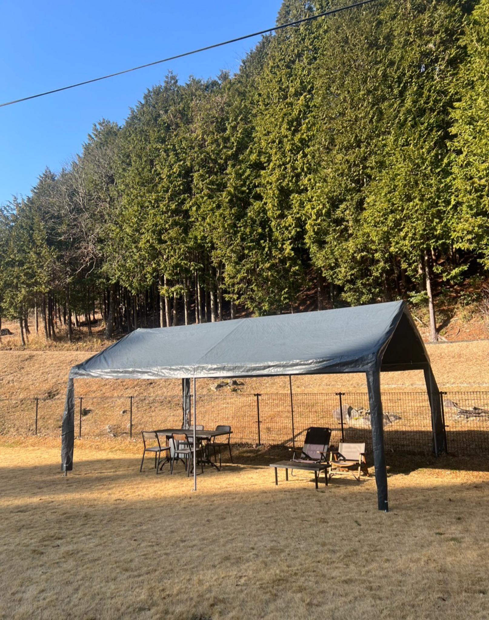 ドッグランエリアにタープを設置しております。 ※強風時や積雪が多い場合など、お客様の安全を考慮し、状況によりタープを撤収させていただくことがございます。あらかじめご了承ください。