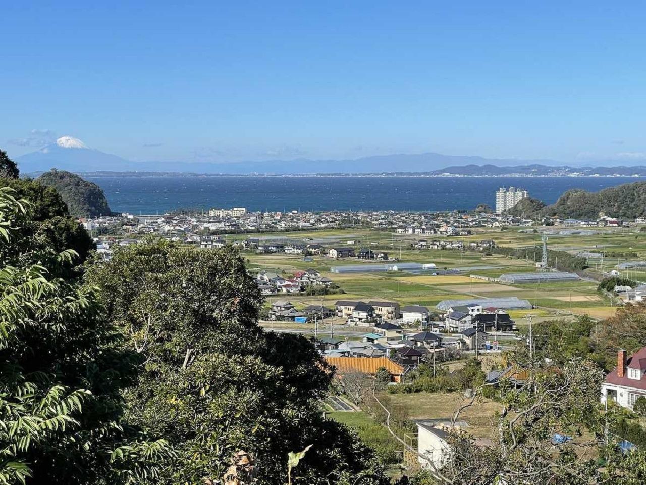 小高い丘の上から見下ろす町並みは絶景そのもの。天気がいいと霊峰富士が見える絶景のロケーション