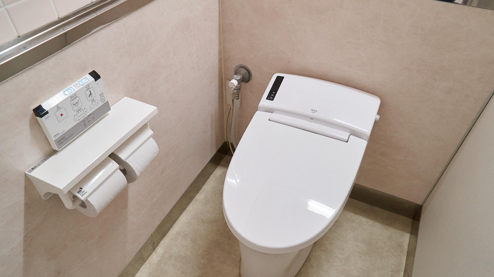 シャワー・お手洗いは別棟にご用意しております。客室から約100メートル