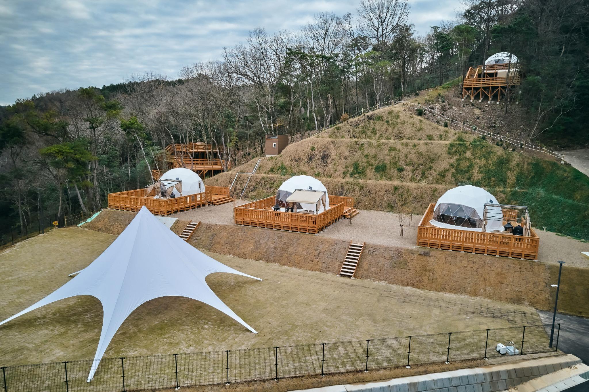 高台エリア全景。広場と隣接しており、お子様が遊んでいる様子をお部屋から見守ることができます。