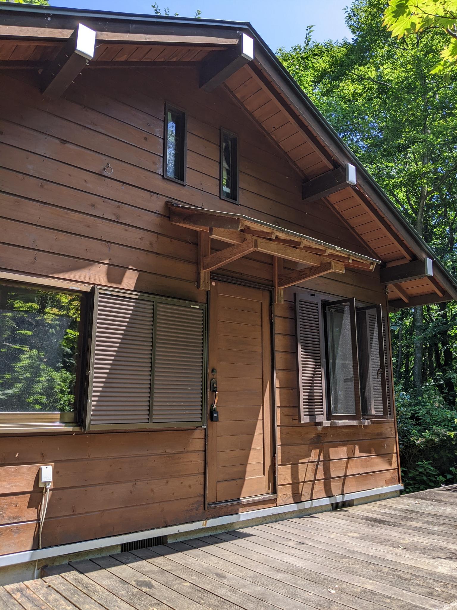 ウッディーな山小屋で自然の中に溶け込んでリラックスしていただけます。