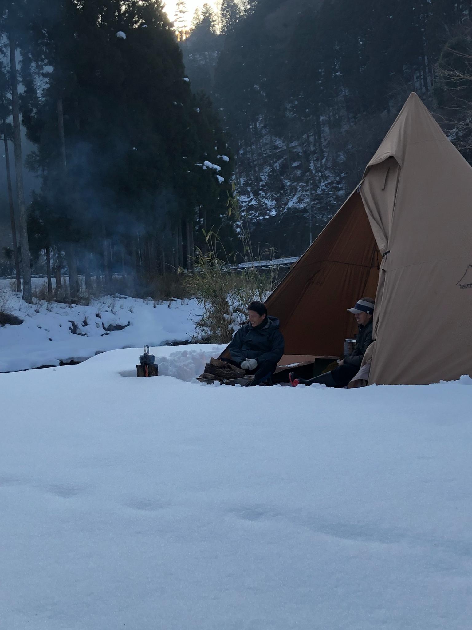 冬季も営業していますので雪キャンプも出来ます！京北の中でも圧倒的な降雪量の上黒田です。※４７７号線が国道である為、大変まめに除雪して頂いていて安心な道路ですが、降雪時スタッドレスタイヤの着用お願いします。