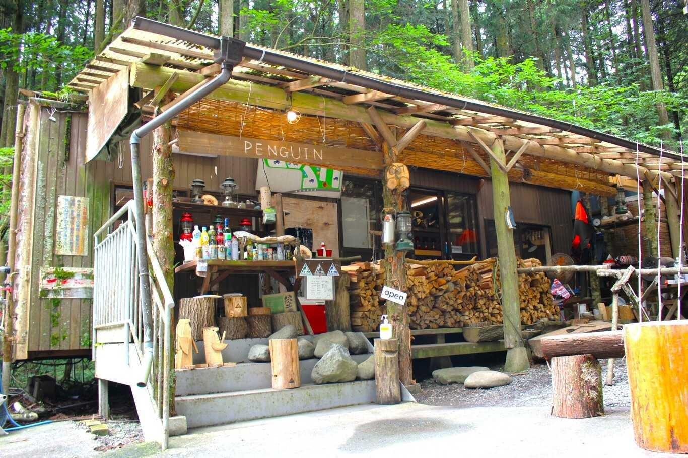 受付　キャンプ場入口直ぐです。